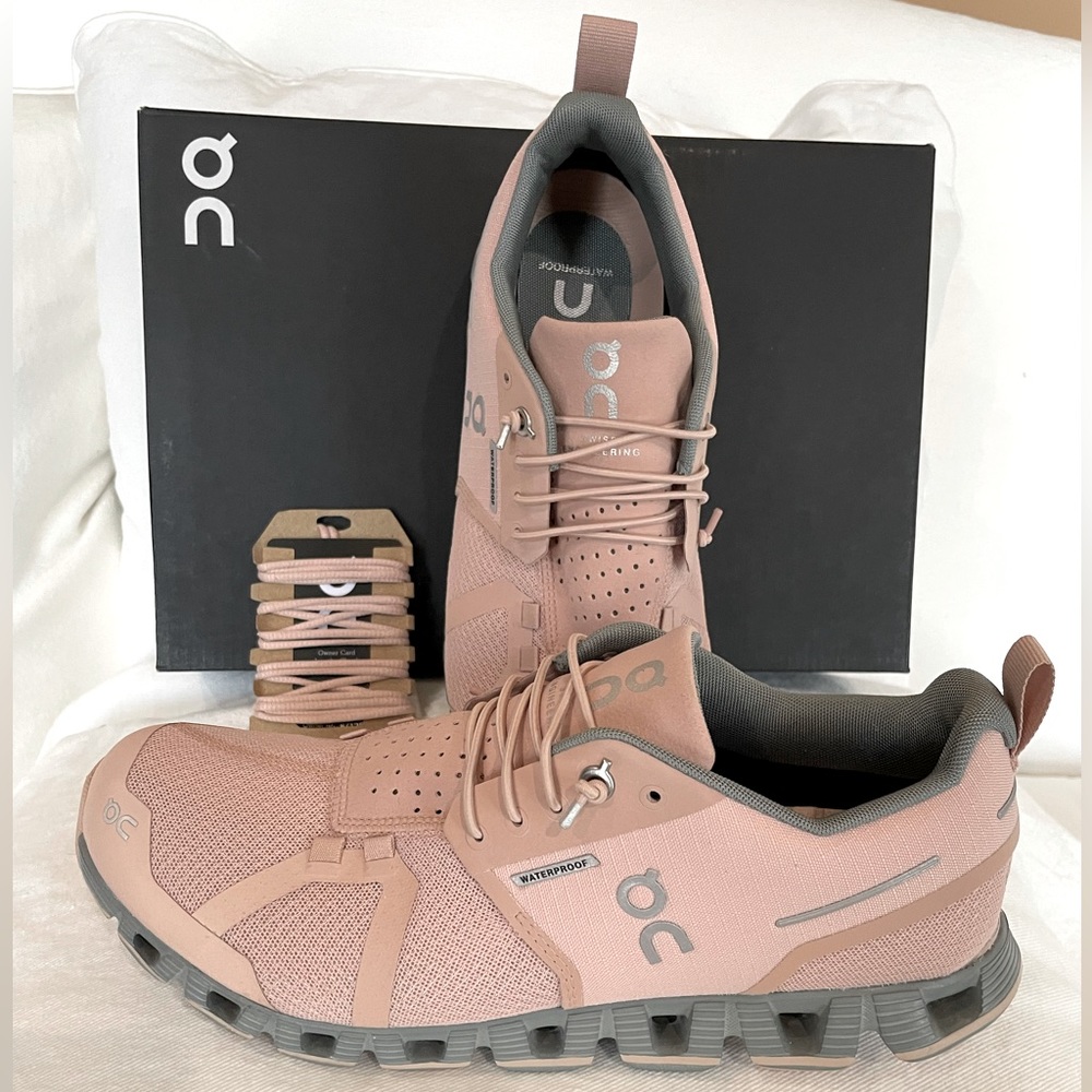 NWOT ON CLOUD 5 Women’s Sneakers Sz 9.5 W